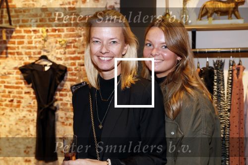 Beverwijk 23 november 2019
Opening winkel van Moise Trustfull in het centrum van Beverwijk.
Haar vader Orlando en moeder Quinty zijn natuurlijk aanwezig. Helen de Boer met dochter