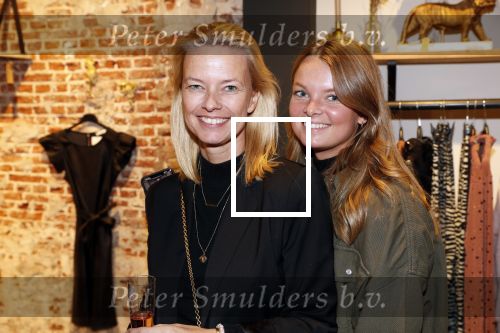 Beverwijk 23 november 2019
Opening winkel van Moise Trustfull in het centrum van Beverwijk.
Haar vader Orlando en moeder Quinty zijn natuurlijk aanwezig. Helen de Boer met dochter