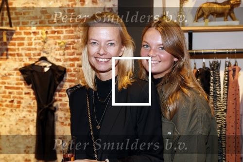 Beverwijk 23 november 2019
Opening winkel van Moise Trustfull in het centrum van Beverwijk.
Haar vader Orlando en moeder Quinty zijn natuurlijk aanwezig. Helen de Boer met dochter