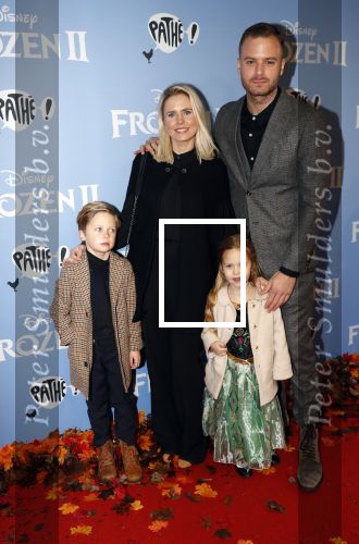 Amsterdam 16 november 2019
Premiere Frozen 2 in Tuschinski. Jim Bakkym met zijn vrouw Bettina Holwerda en hun kinderen