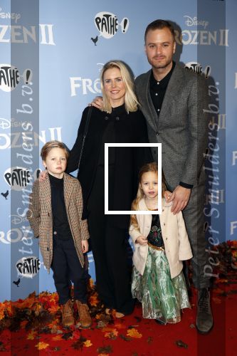 Amsterdam 16 november 2019
Premiere Frozen 2 in Tuschinski. Jim Bakkym met zijn vrouw Bettina Holwerda en hun kinderen