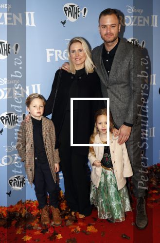 Amsterdam 16 november 2019
Premiere Frozen 2 in Tuschinski. Jim Bakkym met zijn vrouw Bettina Holwerda en hun kinderen