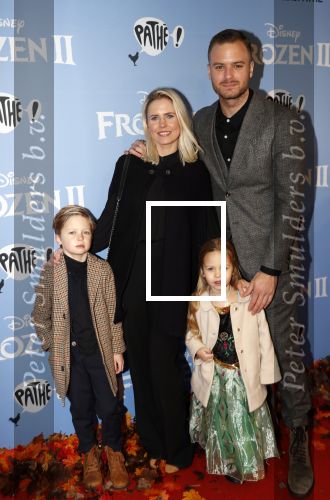 Amsterdam 16 november 2019
Premiere Frozen 2 in Tuschinski. Jim Bakkym met zijn vrouw Bettina Holwerda en hun kinderen