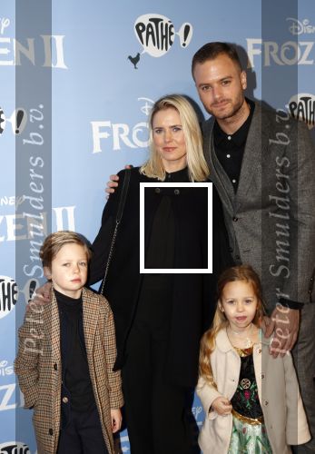 Amsterdam 16 november 2019
Premiere Frozen 2 in Tuschinski. Jim Bakkym met zijn vrouw Bettina Holwerda en hun kinderen