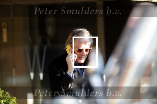 Amsterdam 22 november 2019
Jort Kelder bellen op straat in Amsterdam zuid.