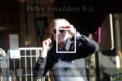 Amsterdam 22 november 2019
Jort Kelder bellen op straat in Amsterdam zuid.
