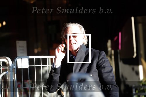 Amsterdam 22 november 2019
Jort Kelder bellen op straat in Amsterdam zuid.