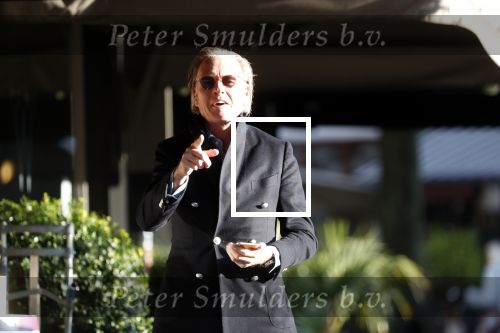Amsterdam 22 november 2019
Jort Kelder bellen op straat in Amsterdam zuid.