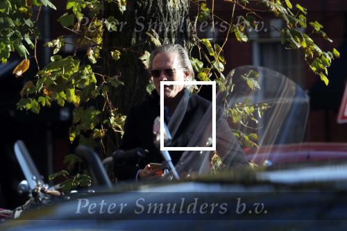 Amsterdam 22 november 2019
Jort Kelder bellen op straat in Amsterdam zuid.