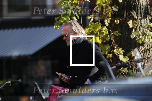 Amsterdam 22 november 2019
Jort Kelder bellen op straat in Amsterdam zuid.