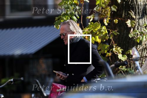 Amsterdam 22 november 2019
Jort Kelder bellen op straat in Amsterdam zuid.