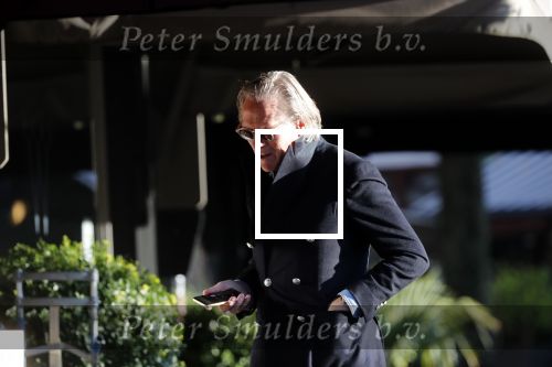 Amsterdam 22 november 2019
Jort Kelder bellen op straat in Amsterdam zuid.
