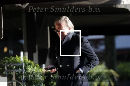 Amsterdam 22 november 2019
Jort Kelder bellen op straat in Amsterdam zuid.