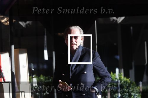 Amsterdam 22 november 2019
Jort Kelder bellen op straat in Amsterdam zuid.