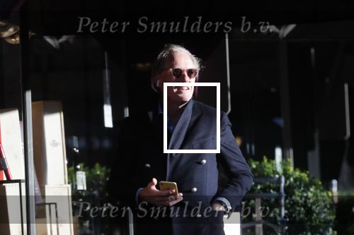 Amsterdam 22 november 2019
Jort Kelder bellen op straat in Amsterdam zuid.