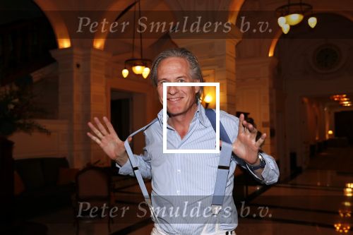 Amsterdam 25 november 2019
Boekpresentatie Victor Mis en Oscar Verport ( MINDFUCK) in het Amstel Hotel . Hans Kazan krijgt het eerste exemplaar. Jort Kelder