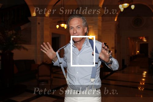 Amsterdam 25 november 2019
Boekpresentatie Victor Mis en Oscar Verport ( MINDFUCK) in het Amstel Hotel . Hans Kazan krijgt het eerste exemplaar. Jort Kelder