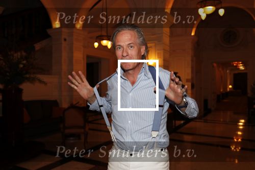 Amsterdam 25 november 2019
Boekpresentatie Victor Mis en Oscar Verport ( MINDFUCK) in het Amstel Hotel . Hans Kazan krijgt het eerste exemplaar. Jort Kelder