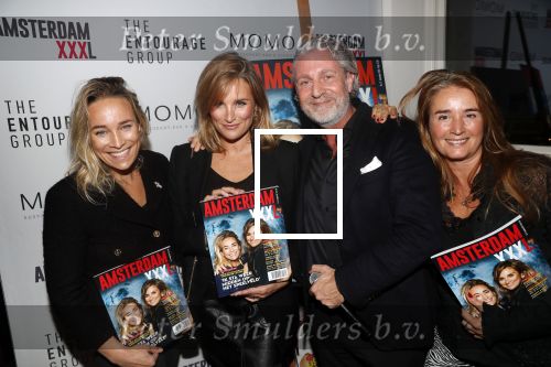 Amsterdam 3 december 2019
Presentatie Amsterdam XXXL in Momo. Lieke en Jetteke v Lexmond krijgen eerste exemplaar uit handen van mark Teurlings en Gimena