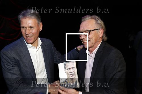 Amsterdam 2 december 2019
Boep presentatie Marco v Basten in de stadsschouwburg van Amsterdam. Jan Mulder reikt het eerste boek uit