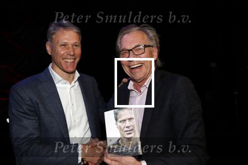 Amsterdam 2 december 2019
Boep presentatie Marco v Basten in de stadsschouwburg van Amsterdam. Jan Mulder reikt het eerste boek uit