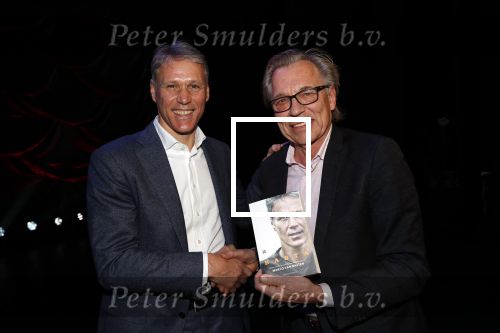 Amsterdam 2 december 2019
Boep presentatie Marco v Basten in de stadsschouwburg van Amsterdam. Jan Mulder reikt het eerste boek uit