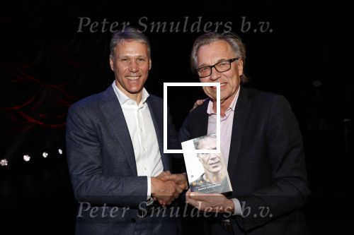Amsterdam 2 december 2019
Boep presentatie Marco v Basten in de stadsschouwburg van Amsterdam. Jan Mulder reikt het eerste boek uit