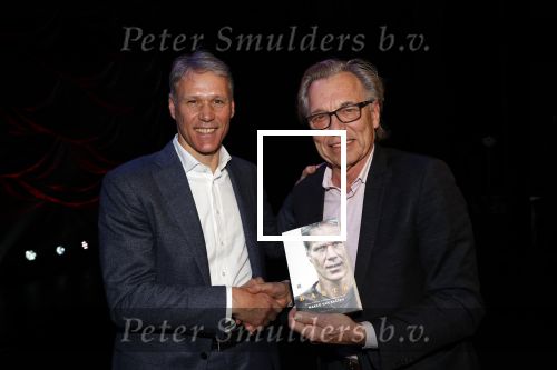 Amsterdam 2 december 2019
Boep presentatie Marco v Basten in de stadsschouwburg van Amsterdam. Jan Mulder reikt het eerste boek uit