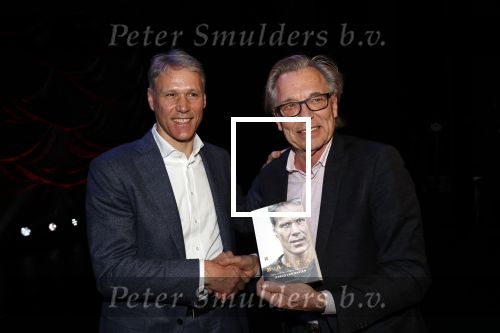 Amsterdam 2 december 2019
Boep presentatie Marco v Basten in de stadsschouwburg van Amsterdam. Jan Mulder reikt het eerste boek uit