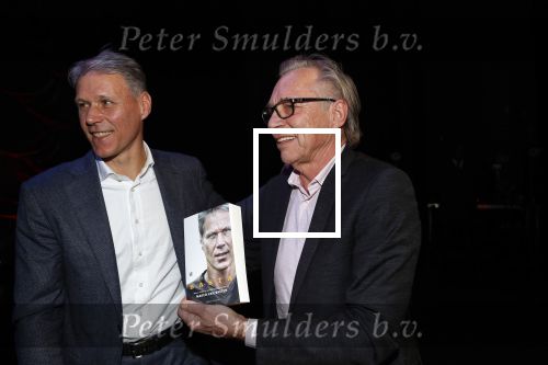 Amsterdam 2 december 2019
Boep presentatie Marco v Basten in de stadsschouwburg van Amsterdam. Jan Mulder reikt het eerste boek uit