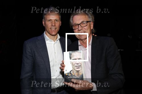 Amsterdam 2 december 2019
Boep presentatie Marco v Basten in de stadsschouwburg van Amsterdam. Jan Mulder reikt het eerste boek uit