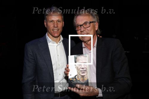 Amsterdam 2 december 2019
Boep presentatie Marco v Basten in de stadsschouwburg van Amsterdam. Jan Mulder reikt het eerste boek uit
