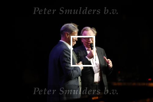 Amsterdam 2 december 2019
Boep presentatie Marco v Basten in de stadsschouwburg van Amsterdam. Jan Mulder reikt het eerste boek uit