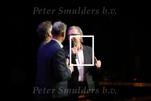 Amsterdam 2 december 2019
Boep presentatie Marco v Basten in de stadsschouwburg van Amsterdam. Jan Mulder reikt het eerste boek uit