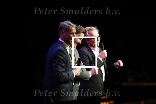 Amsterdam 2 december 2019
Boep presentatie Marco v Basten in de stadsschouwburg van Amsterdam. Jan Mulder reikt het eerste boek uit