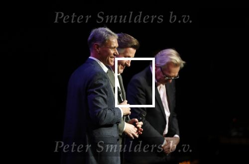 Amsterdam 2 december 2019
Boep presentatie Marco v Basten in de stadsschouwburg van Amsterdam. Jan Mulder reikt het eerste boek uit