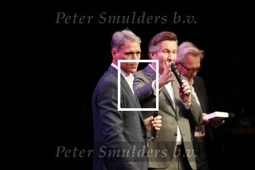 Amsterdam 2 december 2019
Boep presentatie Marco v Basten in de stadsschouwburg van Amsterdam. Jan Mulder reikt het eerste boek uit