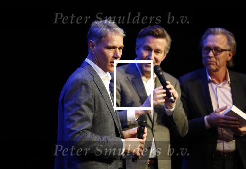 Amsterdam 2 december 2019
Boep presentatie Marco v Basten in de stadsschouwburg van Amsterdam. Jan Mulder reikt het eerste boek uit