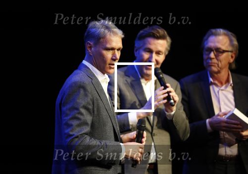 Amsterdam 2 december 2019
Boep presentatie Marco v Basten in de stadsschouwburg van Amsterdam. Jan Mulder reikt het eerste boek uit