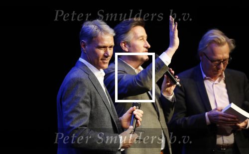 Amsterdam 2 december 2019
Boep presentatie Marco v Basten in de stadsschouwburg van Amsterdam. Jan Mulder reikt het eerste boek uit