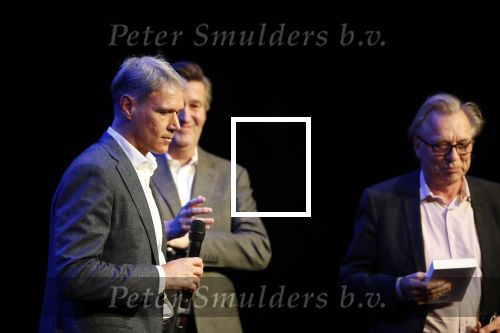 Amsterdam 2 december 2019
Boep presentatie Marco v Basten in de stadsschouwburg van Amsterdam. Jan Mulder reikt het eerste boek uit