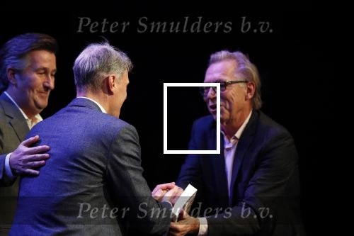 Amsterdam 2 december 2019
Boep presentatie Marco v Basten in de stadsschouwburg van Amsterdam. Jan Mulder reikt het eerste boek uit