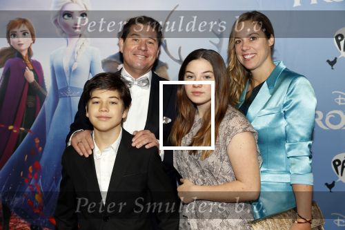 Amsterdam 16 november 2019
Premiere Frozen 2 in Tuschinski. martijn Krabbe met zijn vrouw Deborah en kinderen Achilles en Michelle