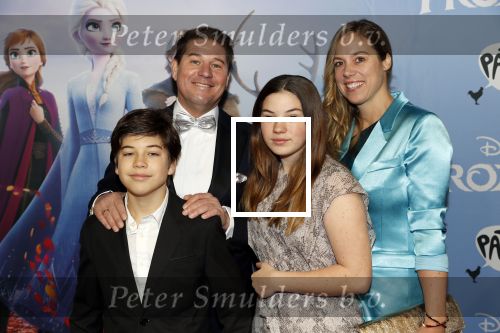 Amsterdam 16 november 2019
Premiere Frozen 2 in Tuschinski. martijn Krabbe met zijn vrouw Deborah en kinderen Achilles en Michelle