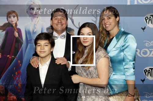 Amsterdam 16 november 2019
Premiere Frozen 2 in Tuschinski. martijn Krabbe met zijn vrouw Deborah en kinderen Achilles en Michelle