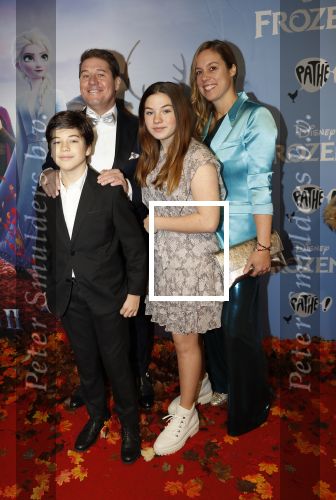Amsterdam 16 november 2019
Premiere Frozen 2 in Tuschinski. martijn Krabbe met zijn vrouw Deborah en kinderen Achilles en Michelle
