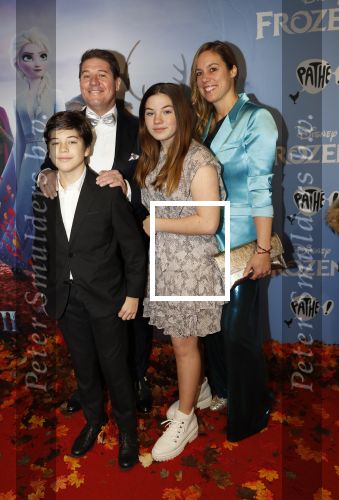 Amsterdam 16 november 2019
Premiere Frozen 2 in Tuschinski. martijn Krabbe met zijn vrouw Deborah en kinderen Achilles en Michelle