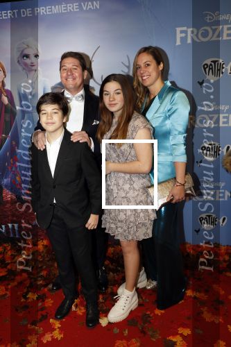 Amsterdam 16 november 2019
Premiere Frozen 2 in Tuschinski. martijn Krabbe met zijn vrouw Deborah en kinderen Achilles en Michelle