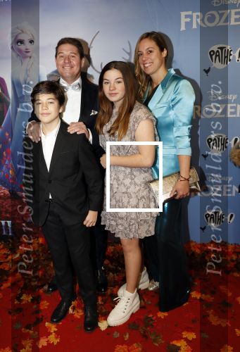 Amsterdam 16 november 2019
Premiere Frozen 2 in Tuschinski. martijn Krabbe met zijn vrouw Deborah en kinderen Achilles en Michelle