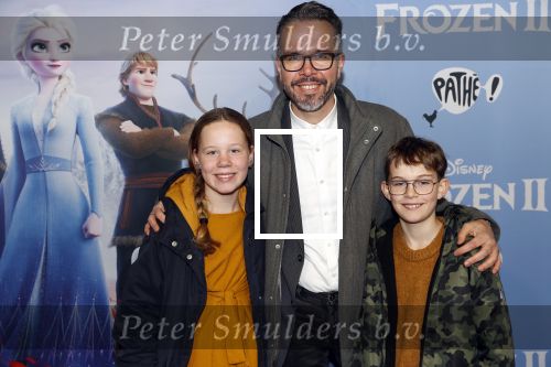 Amsterdam 16 november 2019
Premiere Frozen 2 in Tuschinski. Michiel Veenstra met zijn zoon en dochter